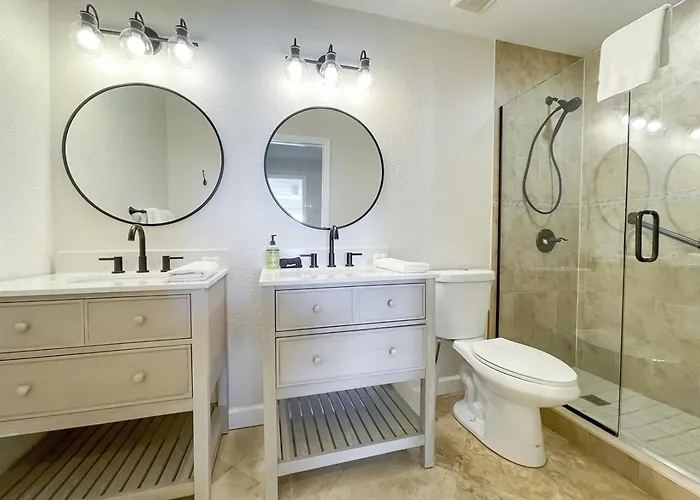 Oceanfront Seagate With Heated Pool Appartement
